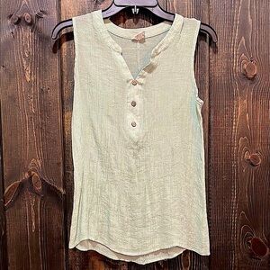Late August Top M Green Gauzy Henley Sleeveless Lightweight Crinkle Neutral Boho